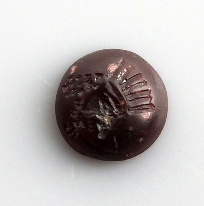 null Intaglio representing a bearded character wearing a headdress

Garnet 1.3 cm

Ancient...