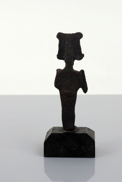 null Statuette représentant Osiris momiforme portant le sceptre et le flagellum

Bronze...