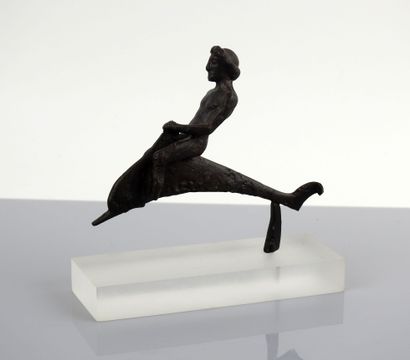 null Statuette représentant un jeune homme chevauchant un dauphin

Bronze 10 cm

Travail...