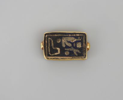null Element of swivel ring, two-sided scaraboid decorated with a oudjat eye and...