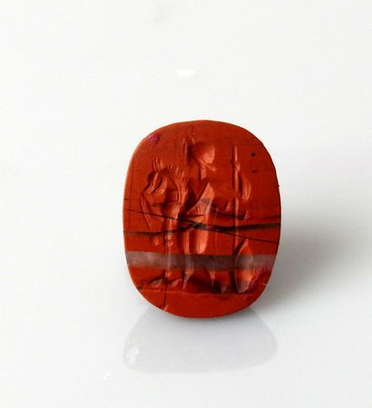null Nice intaglio representing a soldier in arms in front of a horse

Jasper 1.4...
