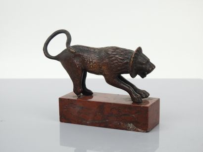 null Statuette with brown patina representing a roaring lion after the antique on...