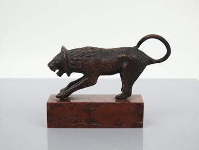 null Statuette with brown patina representing a roaring lion after the antique on...
