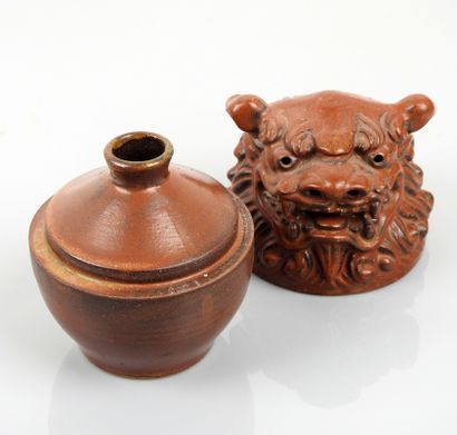 null Ceramic bottle with brown glaze, lid decorated with a dog head of Fo

16 cm

Far...