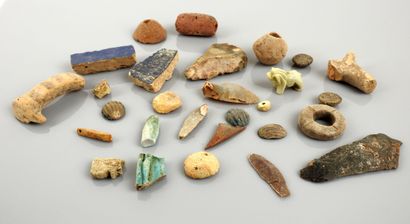 null Lot including spindle whorls, flint points, beads, part of a statuette, oudjat...