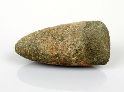 null Hache préhistorique pierre dure piquetée

9 cm

Recollée à l’époque colonia...