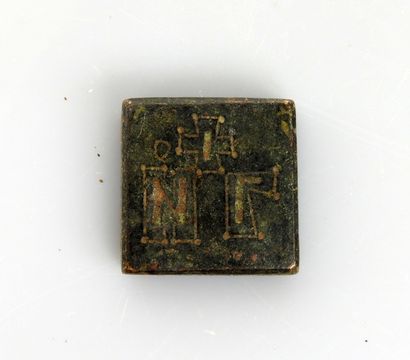 null Poids monétaire à décor de croix et lettres

Bronze 1.7 cm

Période byzanti...