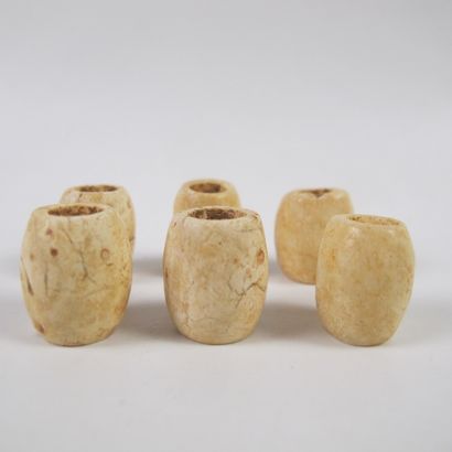 null Six calcified jade chicken bone beads

Nephrite about 16 mm

China Neolithic...