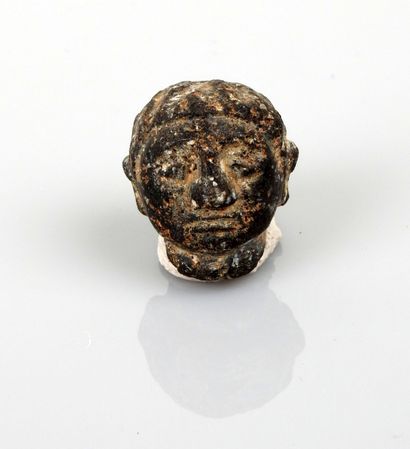 Perle amulette trophée tête en pierre

Pierre...