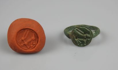 null Bague sceau représentant un capridé

Bronze Tour de doigt 58

Période romai...