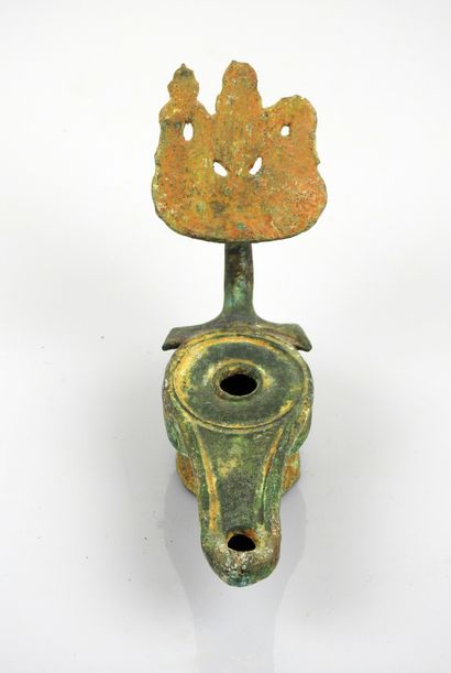 null Antefix bronze lamp decorated with an altered motif

10 cm Small damages and...
