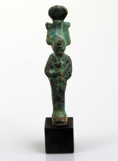 null Statuette représentant Pharaon portant les instruments aratoires

Bronze 8.4...