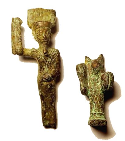 null Deux divinités amulettes en bronze

Environ 2 à 4 cm

Manques visibles

Dieu...
