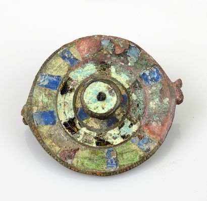 null Circular geometrical fibula enamelled blue and red

Bronze 4 cm

Roman period...