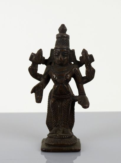 null Statuette asiatique représentant une déesse à plusieurs bras

Laiton 11 cm
...