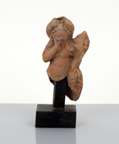 null Statuette representing a large Harpocrates, finger in the mouth

Terracotta...
