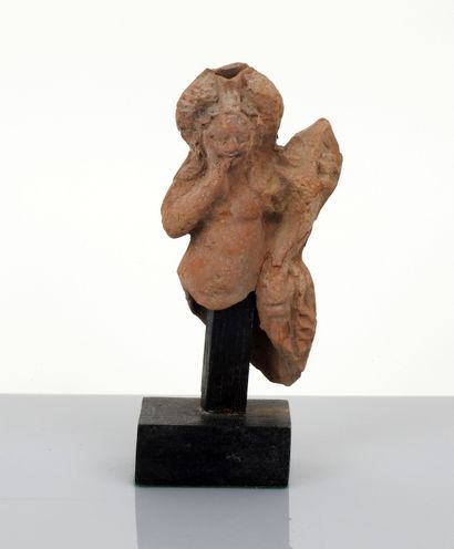 null Statuette représentant un Harpocrate de grande taille, le doigt dans la bouche

Terre...