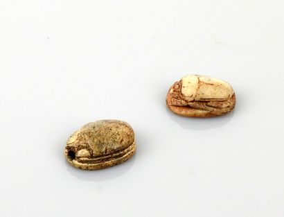 null Deux perles scarabées inscrits de hiéroglyphes et d’une scène avec un personnage

Fritte...