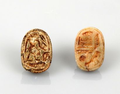 null Deux perles scarabées inscrits de hiéroglyphes et d’une scène avec un personnage

Fritte...