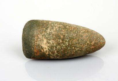 null Hache préhistorique pierre dure piquetée

9 cm

Recollée à l’époque colonia...