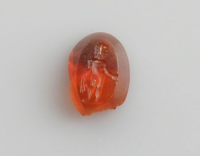 null Intaglio representing a naked man

Carnelian 1 cm important missing on the back

Roman...