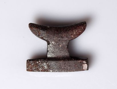 null Amulet representing a neck support

Black stone 2.3 cm

Egypt Late Period XXVI...