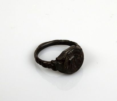null Superb ring with hollow decoration in the form of animal, rare representation...