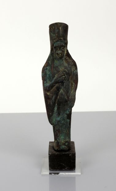 null Statuette représentant une femme la main sur la poitrine

Bronze 16 cm

Travail...