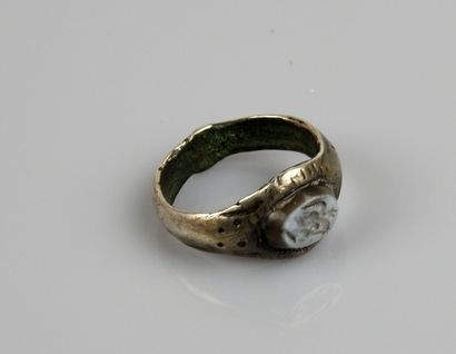 null Ring with intaglio decoration representing a dignitary topped by a star

Silver...