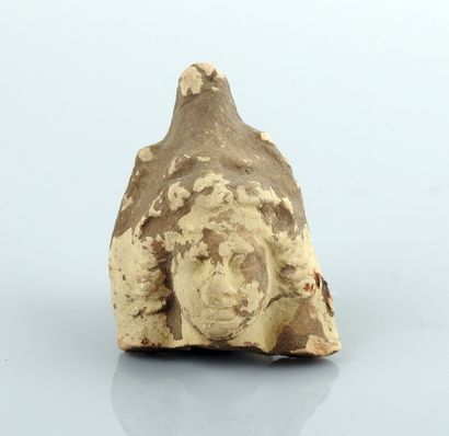 null Buste représentant un jeune homme coiffé de la léonté

Terre cuite 7.2 cm

Période...