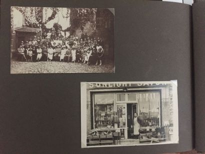 null VERSAILLES - Album in-4 oblong (23 x 28 cm) contenant de nombreuses photographies...