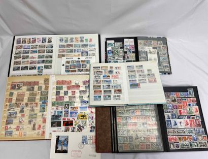 null Vrac. O. Un ensemble de découpes de courrier de timbres du monde + pages d'albums...