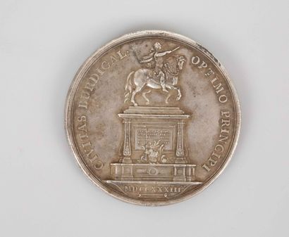 null LOUIS XV

Médaille représentant la statue équestre de Louis XV

Argent 120.07...