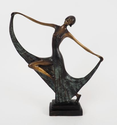 null 
P. Chenet (XXème siècle)

La danseuse

Bronze à patine verte, style Art Deco,...