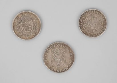 null Ensemble de trois monnaies comprenant Louis XIV 1/2 Ecu aux trois couronnes...