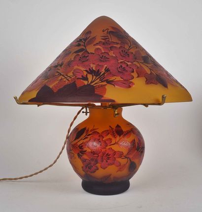 null 
Travail français

Lampe champignon en verre à décor floral dégagé à l'acide,...