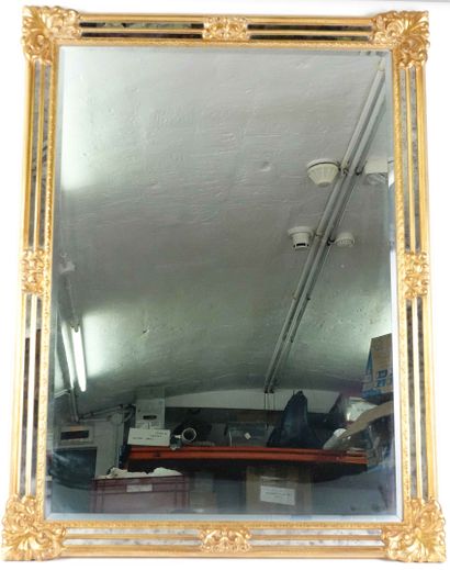 null Grand miroir à parecloses en bois doré et stuc à décor de rinceaux

Epoque Xxe

120...