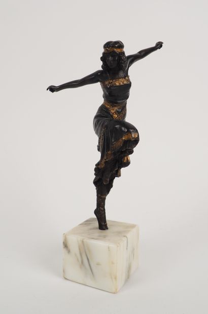 null 
Anonyme (XXème siècle)

La bohémienne

Sculpture en bronze à patine brune et...