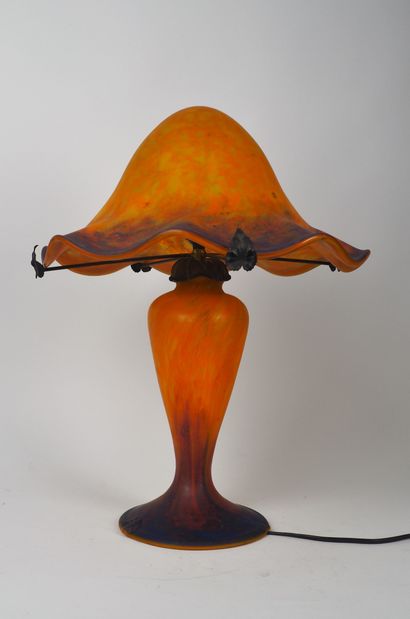 null 
Le Verre français 

Lampe champignon en verre marmoréen orange et bleu 

Signé...