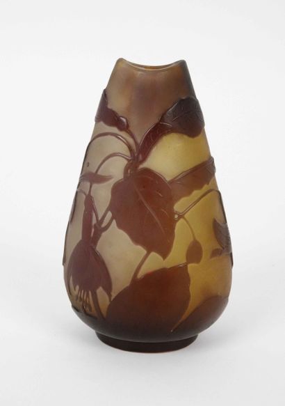 null Emile Galle (1846-1904)

Petit vase en verre multicouche à décor feuillagé violet...