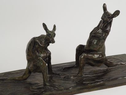 null José-Maria David (né en 1944).

Deux kangourous, 1988

Bronze à patine mordorée/verte...