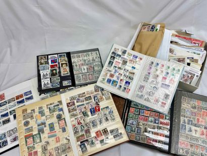 null Vrac. O. Un ensemble de découpes de courrier de timbres du monde + pages d'albums...