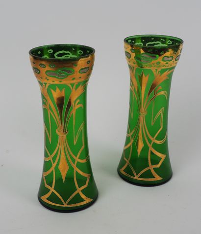 null Legras (1839-1916), dans le goût de

Paire de vases en verre teintés vert à...