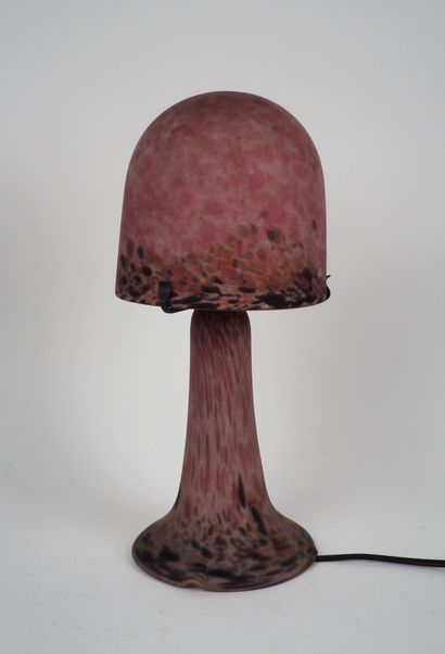 null 
Travail français 

Lampe champignon en verre marmoréen rose

H. 35 cm



Vente...