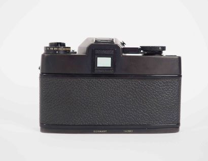 null Camera Leicaflex SL 2 MOT black n°1443882 (1976) without lens.
