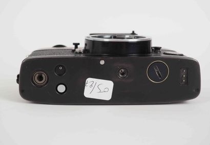 null Camera Leicaflex SL 2 MOT black n°1443882 (1976) without lens.