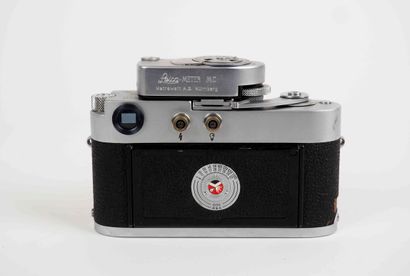 null Leica M2 camera n°1043077 (1962) with Elmar 4/9 cm lens n°1386175 (1956, impurities)...