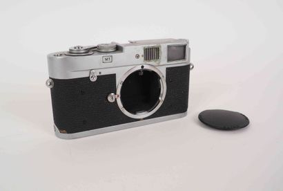 null Leica M1 camera n°1098237 (1964) without lens, blocked, wear.