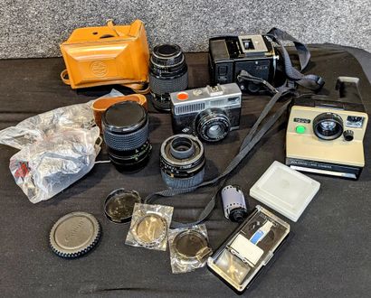 null 
Un lot de matériel photographique dont polaroid 1500 (marron), appareil Agfa...