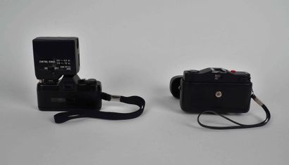 null Ensemble de deux appareils miniatures divers : Pentax Auto 110 (flash) et Minox...